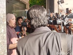 Edward Akbar dan Ibunda Kimberly Ryder Cekcok!