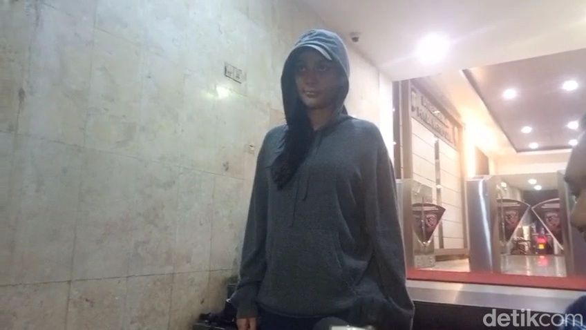Erika Carlina usai menjalani pemeriksaan di Polda Metro Jaya terkait laporannya soal DJ Panda, Kamis (24/7/2025) malam.