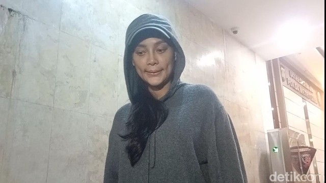 Gosip Terkini Selebriti Insertlive : Tak Hanya Baby Bump 9 Bulan yang Tak Terlihat, Wajah Polos Erika Ikut Disorot