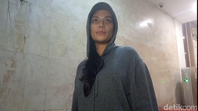 Berita Viral Selebriti dari InsertLive : Baby Bump Tak Terlihat di Usia 9 Bulan Kandungan, Ini Penampilan Terbaru Erika Carlina