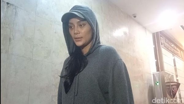 Wajah Pucat Erika Carlina Usai Diperiksa Polisi soal DJ Panda