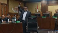 Hasto Kepalkan Tangan, Siap Hadapi Vonis Hakim