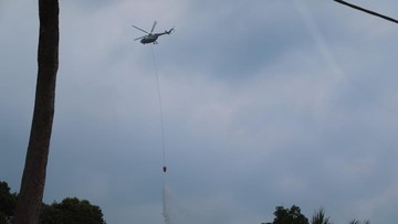 2 Heli Water Bombing Diturunkan Padamkan Karhutla di Rokan Hulu