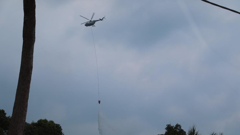 2 Heli Water Bombing Diturunkan Padamkan Karhutla di Rokan Hulu