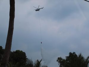 2 Heli Water Bombing Diturunkan Padamkan Karhutla di Rokan Hulu 2 Heli Water Bombing Diturunkan Padamkan Karhutla di Rokan Hulu