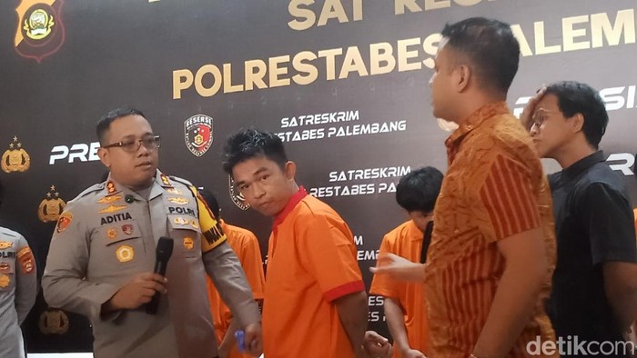 Hermansyah alias Eman Layo ditetapkan selaku tersangka usai terlibat dalam penyerangan di DA dan penyiraman cuko para. Hermansyah alias Eman Layo ditetapkan selaku tersangka usai terlibat dalam penyerangan di DA dan penyiraman cuko para.