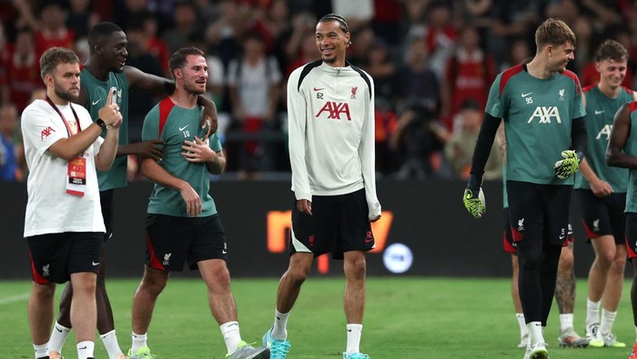 Soccer Football - Liverpool Training - Kai Tak Sports Park, Hong Kong, China - July 24, 2025 Liverpools Hugo Ekitike and Alexis Mac Allister during training REUTERS/Tyrone Siu
