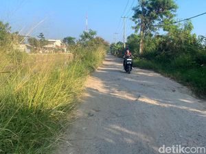 Rusak dan Berdebu, Jalur Alternatif ke Gedebage Jadi Lintasan Bahaya Rusak dan Berdebu, Jalur Alternatif ke Gedebage Jadi Lintasan Bahaya