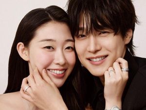 7 Foto Reuni Pasangan Resident Playbook, Uhm Jae Il & Kim Sa Bi Versi Dewasa 7 Foto Reuni Pasangan Resident Playbook, Uhm Jae Il & Kim Sa Bi Versi Dewasa