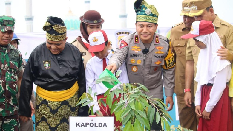 Cara Kapolda Riau Ajak Anak SD Tanam Pohon, Kasih Kuis Hadiah Boneka Gajah
