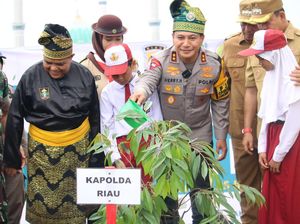 Cara Kapolda Riau Ajak Anak SD Tanam Pohon, Kasih Kuis Hadiah Boneka Gajah