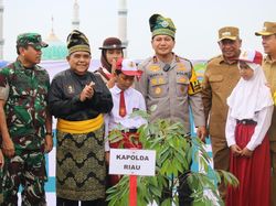 Kapolda Riau Minta Polres Jajaran Masifkan Gerakan Penanaman Pohon Kapolda Riau Minta Polres Jajaran Masifkan Gerakan Penanaman Pohon