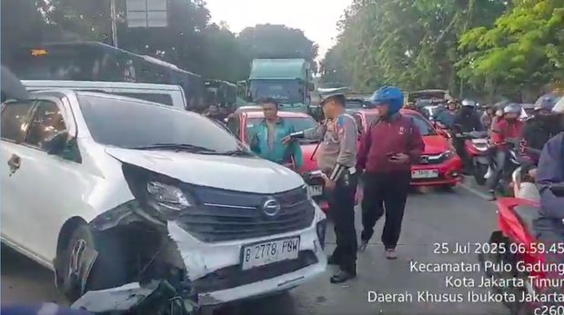 Kecelakaan beruntun melibatkan belasan kendaraan terjadi di lampu merah Jalan Perintis Kemerdekaan, Jaktim. Kecelakaan dipicu truk mengalami rem blong. (dok X @TMCPoldaMetro)