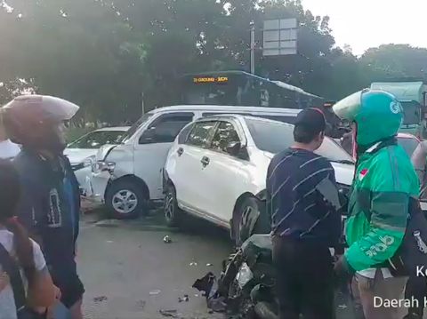 Kecelakaan beruntun melibatkan belasan kendaraan terjadi di lampu merah Jalan Perintis Kemerdekaan, Jaktim. Kecelakaan dipicu truk mengalami rem blong. (dok X @TMCPoldaMetro)
