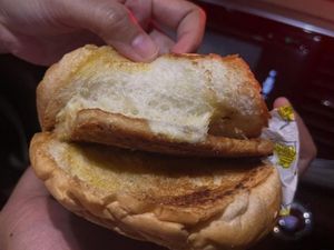 Pria Ini Kecewa Usai Beli Burger Kaki Lima Seharga Rp 166 Ribu, Rasanya... Pria Ini Kecewa Usai Beli Burger Kaki Lima Seharga Rp 166 Ribu, Rasanya...