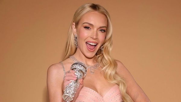 Unik, Lindsay Lohan Bawa Mikrofon Rp 81 Juta ke Premiere Freakier Friday