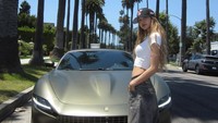 Lisa BLACKPINK Pose Bareng Ferrari