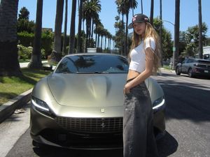 Lisa BLACKPINK Pose Bareng Ferrari