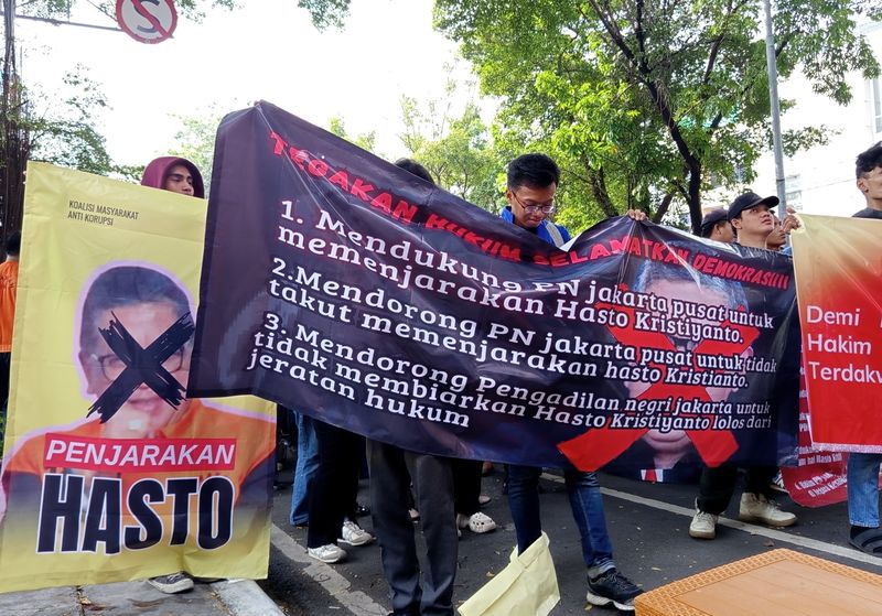 Massa demonstrasi dukung hakim vonis penjara Hasto di PN Jakpus (Mulia/detikcom)