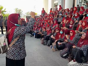 Massa Karyawan Puskesmas di Brebes Geruduk Kantor Pemkab, Ini Tuntutannya Massa Karyawan Puskesmas di Brebes Geruduk Kantor Pemkab, Ini Tuntutannya