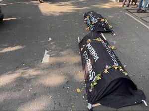 Pendukung Hasto Demo di PN Jakpus Jelang Vonis, Ada yang Bawa Keranda