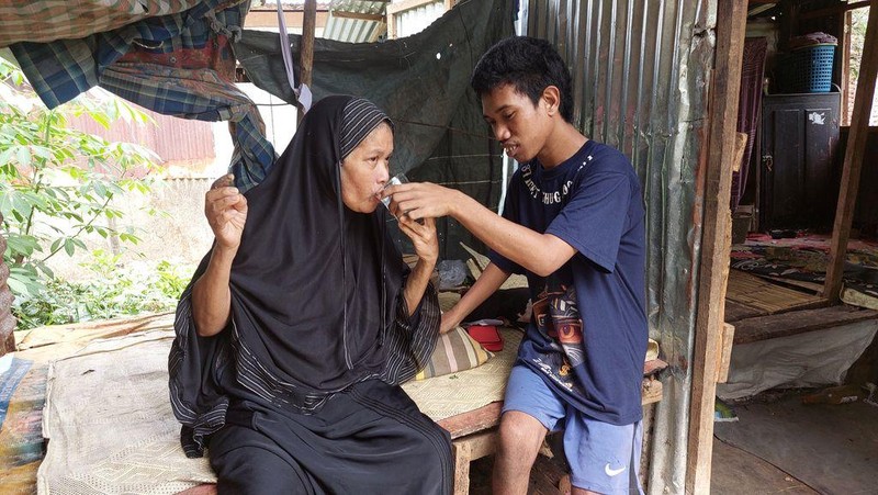 Pilunya Nenek Syamsiah, Sakit-sakitan Urus Anak Disabilitas di Rumah Tak Layak