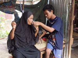 Pilunya Nenek Syamsiah, Sakit-sakitan Urus Anak Disabilitas di Rumah Tak Layak