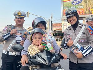 Apresiasi Pengendara Patuh, Polres Kediri Beri Bingkisan Hadiah Apresiasi Pengendara Patuh, Polres Kediri Beri Bingkisan Hadiah