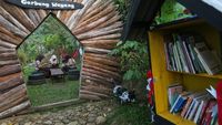 Perpustakaan Alam Jagaraksa, Menyemai Cinta Buku di Kaki Gunung Karang