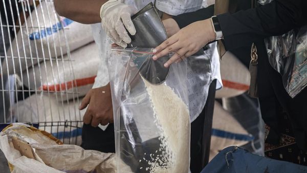 Petugas Sidak Pasar Cipinang, Awasi Peredaran Beras Oplosan