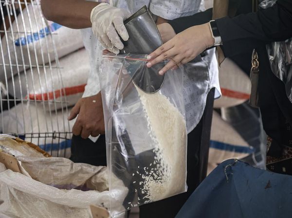 Petugas Sidak Pasar Cipinang, Awasi Peredaran Beras Oplosan