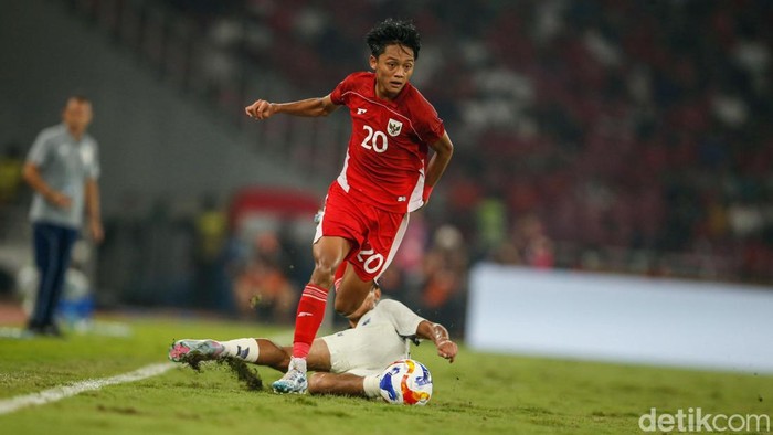 Selesai sudah babak pertama Semifinal Piala AFF U-23 2025 antara Indonesia vs Thailand. Skor sementara 0-0. Laga berlangsung di Stadion Utama Gelora Bung Karno, Jumat (25/7/2025) malam WIB.