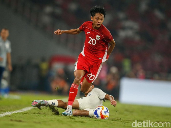 Selesai sudah babak pertama Semifinal Piala AFF U-23 2025 antara Indonesia vs Thailand. Skor sementara 0-0. Laga berlangsung di Stadion Utama Gelora Bung Karno, Jumat (25/7/2025) malam WIB.