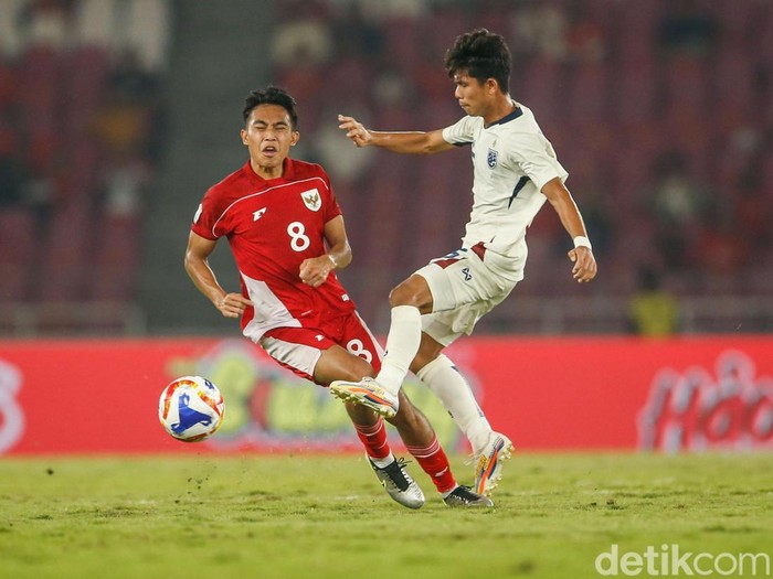 Selesai sudah babak pertama Semifinal Piala AFF U-23 2025 antara Indonesia vs Thailand. Skor sementara 0-0. Laga berlangsung di Stadion Utama Gelora Bung Karno, Jumat (25/7/2025) malam WIB.