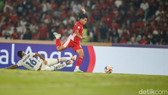 Piala AFF U-23 2025: Indonesia Vs Thailand Selesai sudah babak pertama Semifinal Piala AFF U-23 2025 antara Indonesia vs Thailand. Skor sementara 0-0. Laga berlangsung di Stadion Utama Gelora Bung Karno, Jumat (25/7/2025) malam WIB.