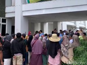 Tolak Dipindah ke Lantai 2, Pedagang Pasar Renteng Geruduk Kantor Bupati Tolak Dipindah ke Lantai 2, Pedagang Pasar Renteng Geruduk Kantor Bupati