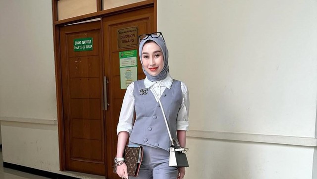 Berita Seputar Selebriti Insertlive Terkini : Maksud Sarkas Reza Gladys Pakai Outfit Abu-abu di Persidangan Nikita Mirzani