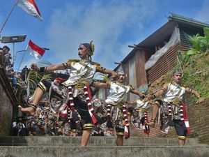 Ritual Panen dan Warisan Leluhur Hidup di Tradisi Regeng Suro Ritual Panen dan Warisan Leluhur Hidup di Tradisi Regeng Suro