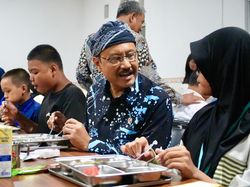 Makan Malam Bersama di Sekolah Rakyat, Gus Ipul Dengarkan Kisah Haru Siswa