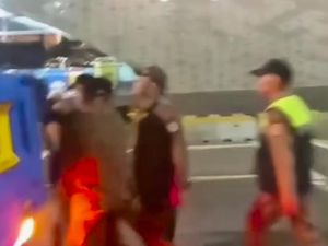 Satpol PP Amankan Jukir Liar di Bundaran HI yang Minta Duit Rp 10 Ribu Satpol PP Amankan Jukir Liar di Bundaran HI yang Minta Duit Rp 10 Ribu