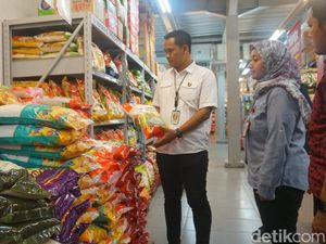 Polisi Sidak Toko Modern di Jombang Antisipasi Beras Premium Oplosan