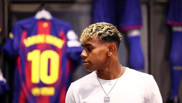 Soccer Football - Lamine Yamal signs contract extension with FC Barcelona - Barcelona, Spain - July 16, 2025 FC Barcelonas Lamine Yamal arrives at his contract extension signing REUTERS/Albert Gea