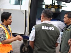 Hari Pertama Modifikasi Cuaca, Daerah Terdampak Karhutla di Sumbar Mulai Hujan