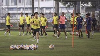 Sementara itu, Timnas Thailand U-23 juga menggelar latihan resmi di Lapangan B, Kompleks GBK, Senayan, Jakarta. Latihan pada Kamis (24/7) tersebut dipimpin langsung pelatih kepala untuk mematangkan strategi menghadapi Indonesia. (ANTARA FOTO/Dhemas Reviyanto)  