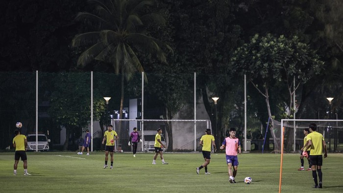 Pesepak bola Timnas Thailand U-23 mengikuti sesi latihan resmi di Lapangan B, Kompleks GBK, Senayan, Jakarta, Kamis (24/7/2025). Latihan tersebut digelar sebagai persiapan jelang laga semifinal ASEAN U-23 Championship melawan Timnas Indonesia yang dijadwalkan berlangsung di Stadion Utama Gelora Bung Karno, Jumat (25/7). ANTARA FOTO/Dhemas Reviyanto/foc.