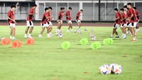 Pada semifinal ASEAN U-23 Championship 2025, Timnas Indonesia U-23 dijadwalkan menghadapi Thailand U-23 di Stadion Utama Gelora Bung Karno, Jumat (25/7). Skuad Garuda Muda tampak fokus untuk menyiapkan taktik dan fisik mereka. (ANTARA FOTO/Muhammad Adimaja)  