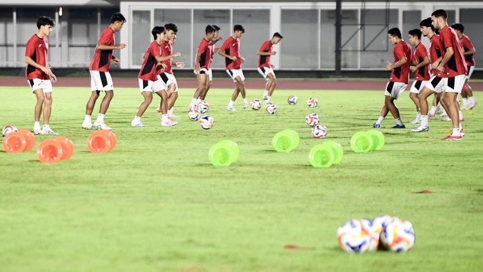 Timnas Indonesia-Thailand Panaskan Mesin Jelang Semifinal ASEAN U-23 Sejumlah pesepak bola Timnas Indonesia U-23 melakukan pemanasan saat sesi latihan jelang babak semifinal ASEAN U-23 Championship 2025 di Lapangan Madya, GBK, Jakarta, Kamis (24/7/2025). Pada babak semifinal tersebut Timnas Indonesia U-23 akan melawan Timnas Thailand U-23 di Stadion Gelora Bung Karno, Jumat (25/7/2025). ANTARA FOTO/Muhammad Adimaja/foc.
