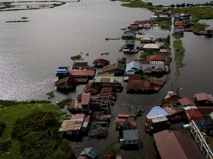 Topan Co-may Terjang Filipina, Desa-Desa Terendam Banjir