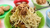 Yuk! Sarapan Bakmi Legendaris Enak di Tempat Bekas Toko Kelontong