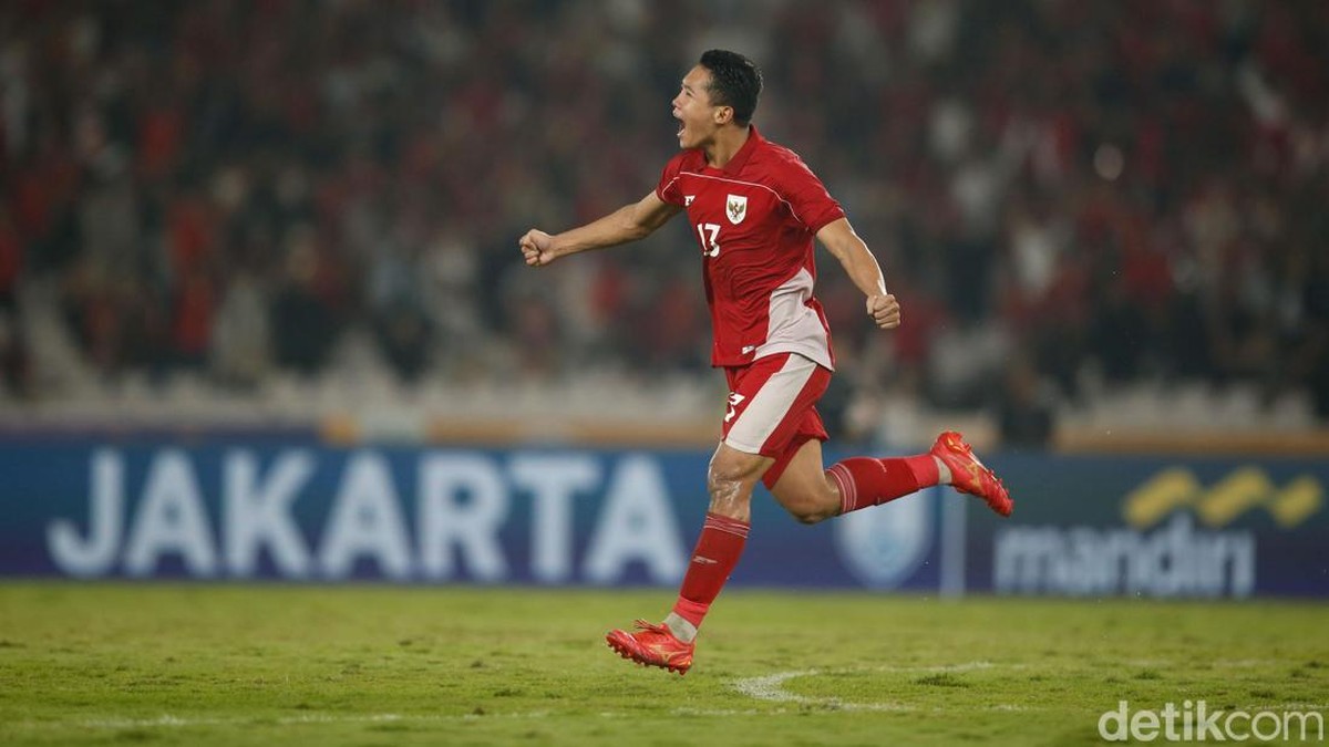 Alfharezzi Buffon merayakan kemenangan Indonesia atas Thailand di semifinal Piala AFF U-23 2025. (Foto: Rifkianto Nugroho/detikcom)